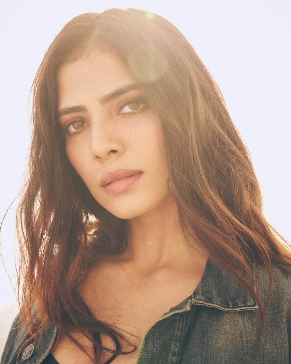 MangoKannadaOff's tweet image. Slaying every frame like a true style icon 👑
#MalavikaMohanan #StyleIcon #FashionGoals #ChicStyle #InstaGlam #BoldLook #KannadaCinema #Sandalwood #MangoKannada