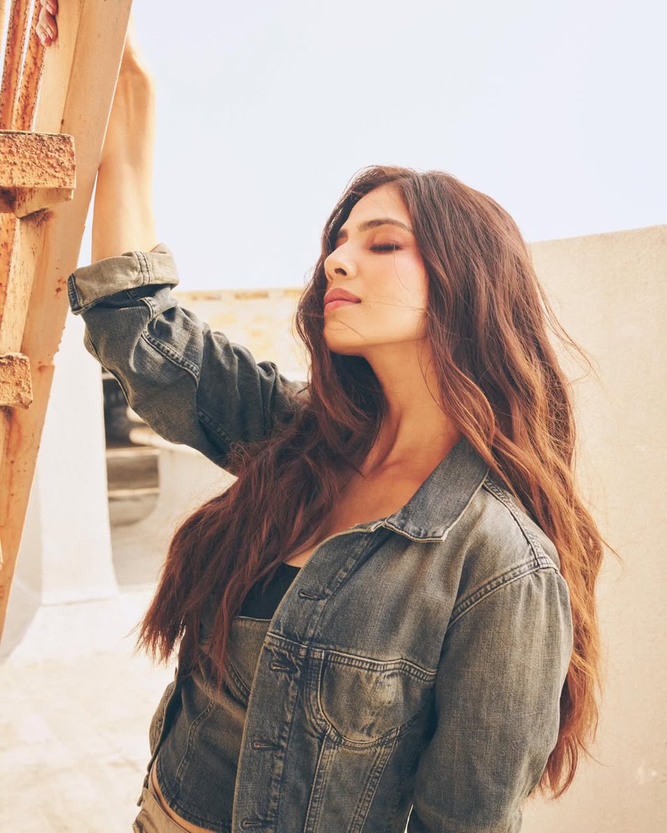 MangoKannadaOff's tweet image. Slaying every frame like a true style icon 👑
#MalavikaMohanan #StyleIcon #FashionGoals #ChicStyle #InstaGlam #BoldLook #KannadaCinema #Sandalwood #MangoKannada