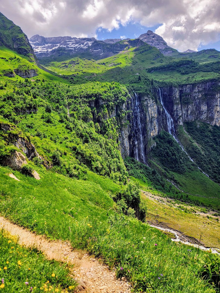 HikingSwitzerland tweet media
