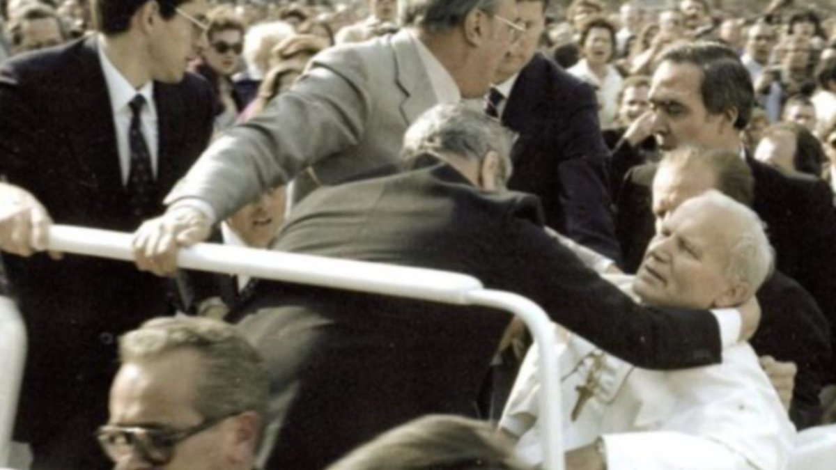 vialliure's tweet photo. 🇻🇦 Arran de la visita del Papa Lleó XIV a Catalunya, amb l'@arnaumane volem repassar cada setmana els punts clau del viatge. Avui hem repassat els intents d'assassinat dels papes recents.

▶️ https://t.co/mMBdKH9OCU https://t.co/C4mKDTo7zu
