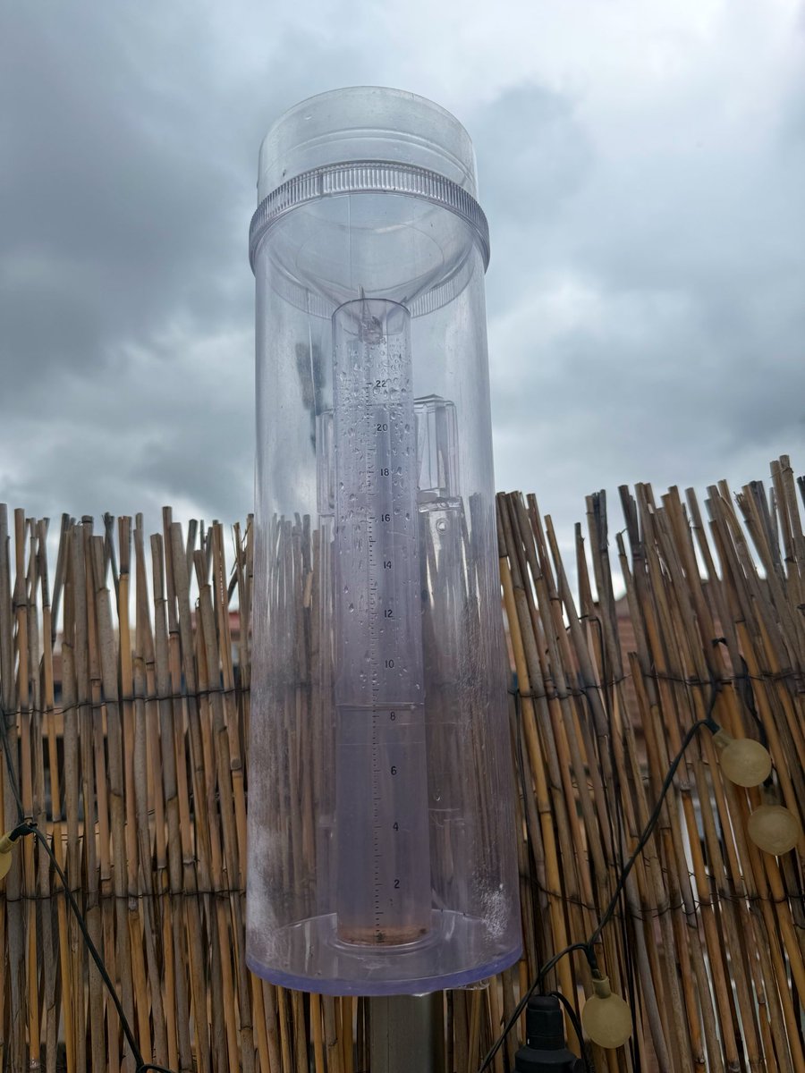 meteo_tetuan's tweet photo. La mañana ha sido productiva en cuanto a #precipitaciones: 8,6 l/m2 acumulados en el #pluviómetro automático de la @davisinst y 8,4 l/m2 en el #CoCoRASh. Muchísima exactitud.
Por el momento, ahora calma. Car alguna gota, cielo nuboso y 17°C en #Tetuán con una humedad del 75%. https://t.co/RU5nzlD8yd