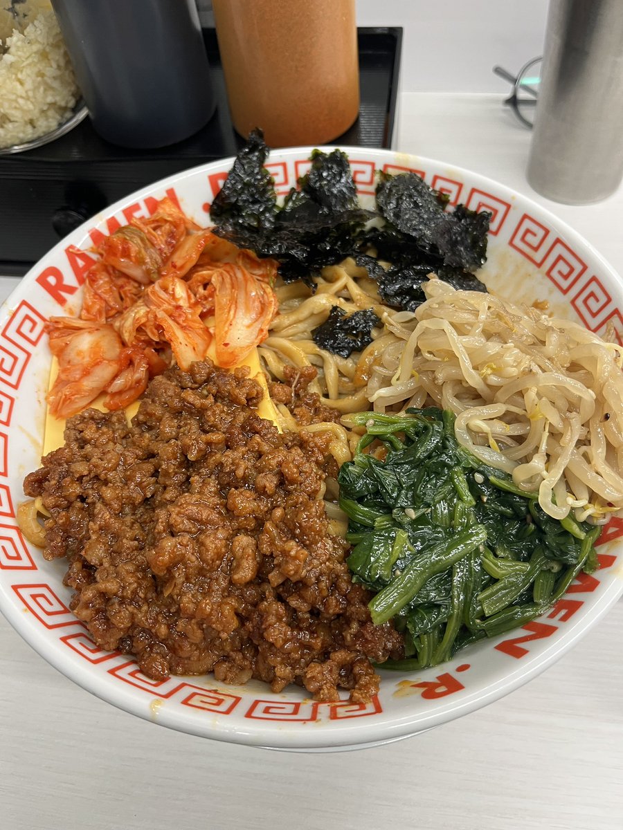 tarotarosmile's tweet photo. 今日の晩ご飯はRAMEN.R様

ビビンバまぜそば400🐷🍚

㊗️1周年㊗️
これからも推させていただきます🙇‍♂️
（定型分）

わかってるけれども、
んまっ🐴🐴🐴🐴
バランスよく尖ってる感じ（語彙力）

ラストビビンバ残念だけど
致し方なし。
伝説になったということで✨

ごちそうさまでした🙏
#RAMENR
#RAMEN_R https://t.co/0Ufze4IKcb