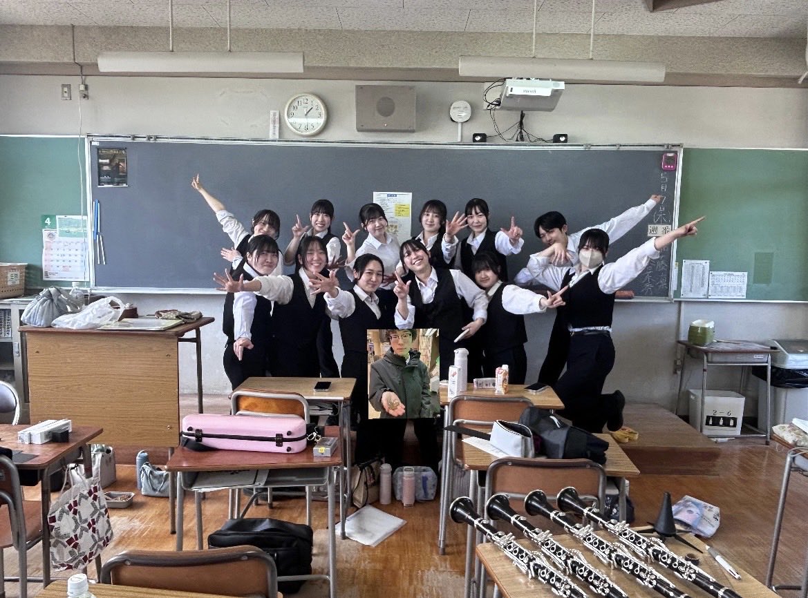 ttym_ensemble's tweet photo. <曲目>
1.人生のメリーゴーランド 弦楽四重奏
2.好きすぎて滅 サックス九重奏
3.情熱大陸 バリチュー五重奏
4.おジャ魔女カーニバル クラリネット十三重奏
5.魔女の宅急便 フルボエ四重奏 https://t.co/PDjiWqctRq