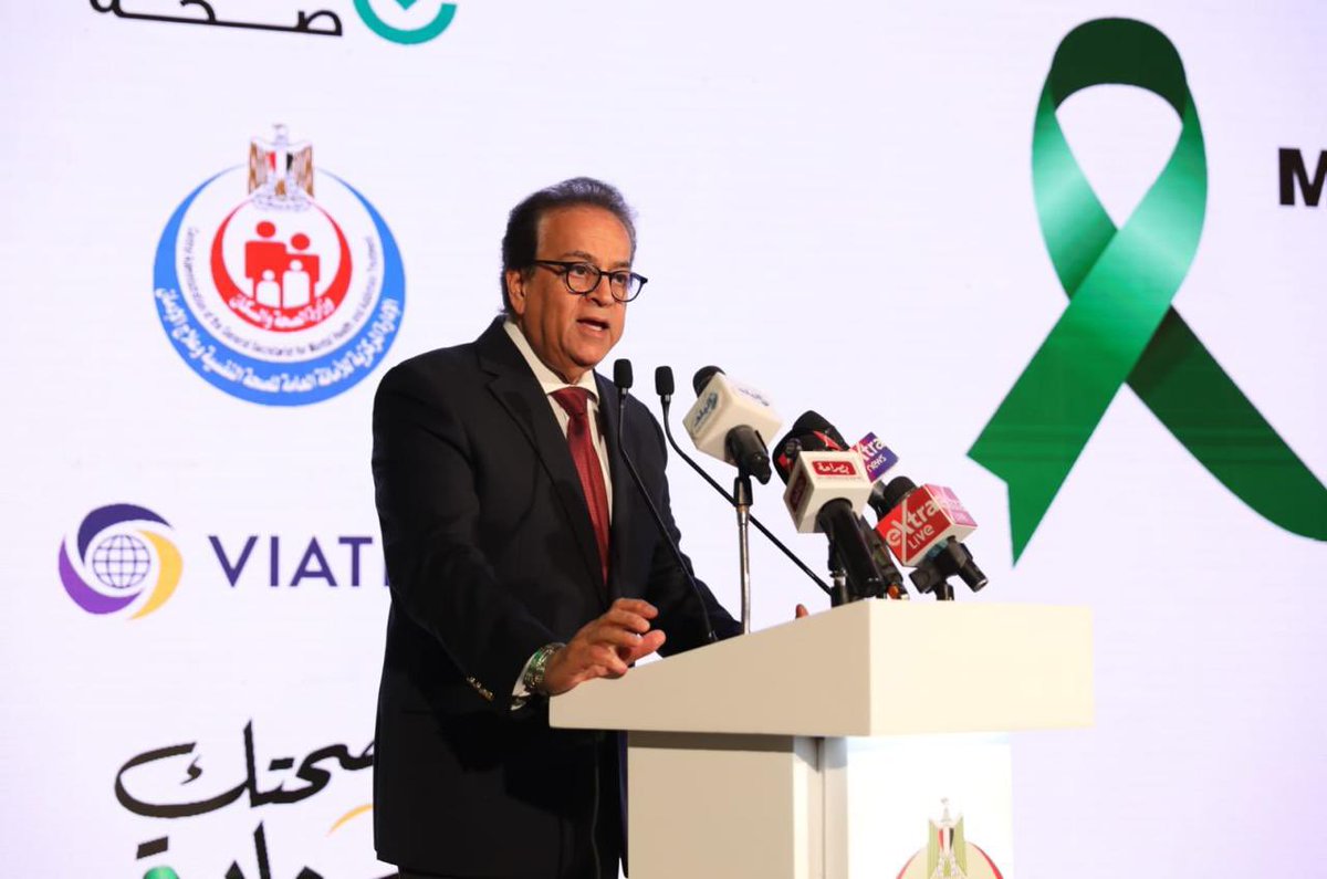 mohpegypt's tweet photo. الدكتور خالد عبدالغفار خلال تدشين عيادات «صحتك سعادة»: الصحة النفسية حق أساسي لكل مواطن

أكد الدكتور خالد عبدالغفار، وزير الصحة والسكان، أن الصحة النفسية أصبحت جزءاً أساسياً لا يتجزأ من منظومة الصحة العامة في مصر، مشدداً على أن الدولة تسعى لترسيخ مفهوم متكامل للصحة يجمع بين السلامة النفسية والاجتماعية والبدنية، ليصبح حقاً أصيلاً لكل مواطن.

جاء ذلك خلال احتفالية التدشين الرسمي لعيادات المبادرة الرئاسية «صحتك سعادة» بالتعاون مع شركة فياترس مصر، حيث أوضح الوزير أن التحدي الأبرز يكمن في تغيير الوصمة المجتمعية المرتبطة بالصحة النفسية، وتصحيح الخلط الشائع بين الأمراض العقلية والاضطرابات النفسية الناتجة عن ضغوط الحياة اليومية.

وأشار الوزير إلى التوسع في خدمات الدعم النفسي من خلال الخطوط الساخنة وبرامج الاكتشاف المبكر في المدارس والجامعات وأماكن العمل، مؤكداً أن طلب المساعدة النفسية خطوة شجاعة تعكس وعياً ومسؤولية تجاه الذات، وأن دمج هذا الملف في أولويات الدولة أصبح ضرورة ملحة أمام التحديات المعاصرة.

من جانبه، أكد الدكتور أحمد طه، رئيس الهيئة العامة للاعتماد والرقابة الصحية، أن الدولة حققت تقدماً ملموساً في تطوير خدمات الصحة النفسية من خلال إطلاق معايير وطنية متخصصة للمستشفيات والمراكز المتخصصة، مدعومة ببرامج تدريب مكثفة لبناء قدرات الكوادر الطبية، بهدف دمج هذه الخدمات بمنظومة التأمين الصحي الشامل بأعلى معايير الجودة والسلامة.

وأعلن الدكتور أيمن عباس، رئيس الإدارة المركزية للصحة النفسية وعلاج الإدمان، أن عيادات «صحتك سعادة» الجديدة تمثل خطوة نوعية نحو تقريب الخدمات من المواطن، حيث تقدم حزمة متكاملة تشمل الكشف المبكر عن اضطرابات التوحد، والمسح الشامل للاكتئاب والقلق، وبرامج مواجهة إدمان الألعاب الإلكترونية والمواد المخدرة، بالإضافة إلى الدعم النفسي للمقبلين على الزواج والمرأة وكبار السن، ودمج الرعاية النفسية مع علاج الأورام والأمراض المزمنة.

بدورها، أوضحت الدكتورة منى خليفة، مدير الإدارة العامة للمبادرات الصحية، أن المبادرة نجحت في كسر حاجز الوصمة المجتمعية من خلال إجراء ملايين الاستبيانات للصحة النفسية، وتدريب آلاف مقدمي الخدمة، وإدماج الخدمات النفسية داخل وحدات الرعاية الأساسية لأول مرة، مع توفير منصات رقمية وخطوط ساخنة تضمن الخصوصية التامة، مشيرة إلى أن المرحلة المقبلة ستشهد توسعاً شاملاً في جميع المحافظات.

وأعرب الدكتور محمد سويلم، مدير شركة فياترس مصر وشمال أفريقيا، عن التزام القطاع الخاص بدعم الصحة النفسية كجزء أساسي من الصحة العامة، من خلال تطوير خيارات العلاج وتيسير الوصول إلى الخدمات والمساهمة في الحد من الوصمة المجتمعية.

وتؤكد المبادرة التزام الدولة ببناء مجتمع أكثر وعياً وتوازناً، حيث تُعد «صحتك سعادة» خطوة متقدمة نحو صحة نفسية أفضل لكل مصري.