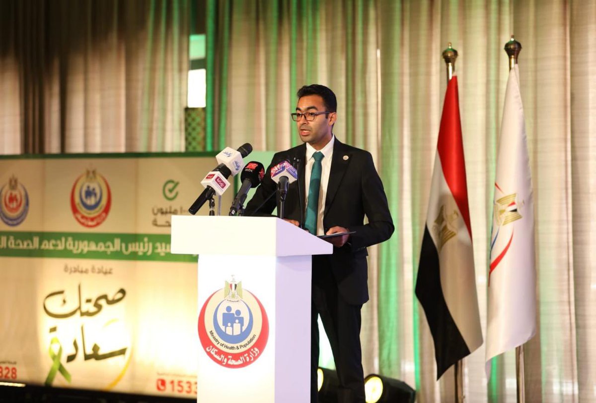 mohpegypt's tweet photo. الدكتور خالد عبدالغفار خلال تدشين عيادات «صحتك سعادة»: الصحة النفسية حق أساسي لكل مواطن

أكد الدكتور خالد عبدالغفار، وزير الصحة والسكان، أن الصحة النفسية أصبحت جزءاً أساسياً لا يتجزأ من منظومة الصحة العامة في مصر، مشدداً على أن الدولة تسعى لترسيخ مفهوم متكامل للصحة يجمع بين السلامة النفسية والاجتماعية والبدنية، ليصبح حقاً أصيلاً لكل مواطن.

جاء ذلك خلال احتفالية التدشين الرسمي لعيادات المبادرة الرئاسية «صحتك سعادة» بالتعاون مع شركة فياترس مصر، حيث أوضح الوزير أن التحدي الأبرز يكمن في تغيير الوصمة المجتمعية المرتبطة بالصحة النفسية، وتصحيح الخلط الشائع بين الأمراض العقلية والاضطرابات النفسية الناتجة عن ضغوط الحياة اليومية.

وأشار الوزير إلى التوسع في خدمات الدعم النفسي من خلال الخطوط الساخنة وبرامج الاكتشاف المبكر في المدارس والجامعات وأماكن العمل، مؤكداً أن طلب المساعدة النفسية خطوة شجاعة تعكس وعياً ومسؤولية تجاه الذات، وأن دمج هذا الملف في أولويات الدولة أصبح ضرورة ملحة أمام التحديات المعاصرة.

من جانبه، أكد الدكتور أحمد طه، رئيس الهيئة العامة للاعتماد والرقابة الصحية، أن الدولة حققت تقدماً ملموساً في تطوير خدمات الصحة النفسية من خلال إطلاق معايير وطنية متخصصة للمستشفيات والمراكز المتخصصة، مدعومة ببرامج تدريب مكثفة لبناء قدرات الكوادر الطبية، بهدف دمج هذه الخدمات بمنظومة التأمين الصحي الشامل بأعلى معايير الجودة والسلامة.

وأعلن الدكتور أيمن عباس، رئيس الإدارة المركزية للصحة النفسية وعلاج الإدمان، أن عيادات «صحتك سعادة» الجديدة تمثل خطوة نوعية نحو تقريب الخدمات من المواطن، حيث تقدم حزمة متكاملة تشمل الكشف المبكر عن اضطرابات التوحد، والمسح الشامل للاكتئاب والقلق، وبرامج مواجهة إدمان الألعاب الإلكترونية والمواد المخدرة، بالإضافة إلى الدعم النفسي للمقبلين على الزواج والمرأة وكبار السن، ودمج الرعاية النفسية مع علاج الأورام والأمراض المزمنة.

بدورها، أوضحت الدكتورة منى خليفة، مدير الإدارة العامة للمبادرات الصحية، أن المبادرة نجحت في كسر حاجز الوصمة المجتمعية من خلال إجراء ملايين الاستبيانات للصحة النفسية، وتدريب آلاف مقدمي الخدمة، وإدماج الخدمات النفسية داخل وحدات الرعاية الأساسية لأول مرة، مع توفير منصات رقمية وخطوط ساخنة تضمن الخصوصية التامة، مشيرة إلى أن المرحلة المقبلة ستشهد توسعاً شاملاً في جميع المحافظات.

وأعرب الدكتور محمد سويلم، مدير شركة فياترس مصر وشمال أفريقيا، عن التزام القطاع الخاص بدعم الصحة النفسية كجزء أساسي من الصحة العامة، من خلال تطوير خيارات العلاج وتيسير الوصول إلى الخدمات والمساهمة في الحد من الوصمة المجتمعية.

وتؤكد المبادرة التزام الدولة ببناء مجتمع أكثر وعياً وتوازناً، حيث تُعد «صحتك سعادة» خطوة متقدمة نحو صحة نفسية أفضل لكل مصري.