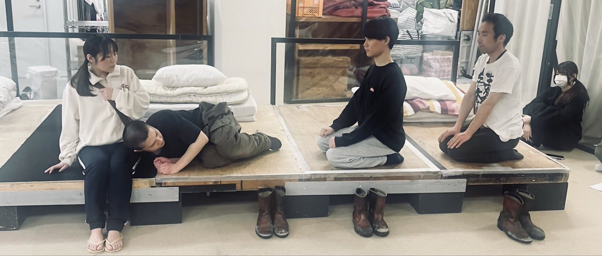 airstudio_enjin's tweet photo. 戦争を知らない私たちが、想像でしか触れられない時代を演じる意味。『オサエロ』は虚構を通して、語れなかった本音と生きた証をいまに問う。戦後81年、“知らないままにしない”ための舞台です。

#ファインオサエロ https://t.co/902YYGnLXa