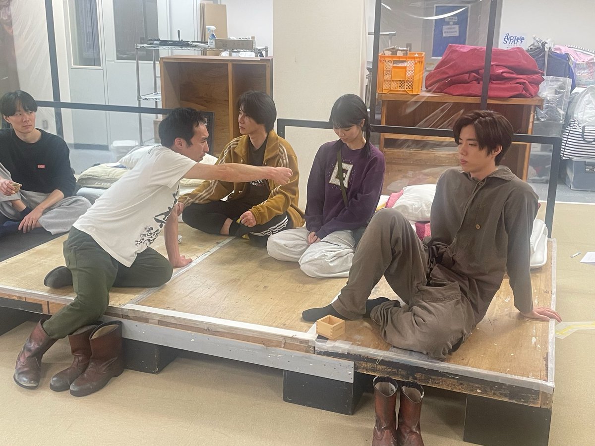 airstudio_enjin's tweet photo. 戦争を知らない私たちが、想像でしか触れられない時代を演じる意味。『オサエロ』は虚構を通して、語れなかった本音と生きた証をいまに問う。戦後81年、“知らないままにしない”ための舞台です。

#ファインオサエロ https://t.co/902YYGnLXa