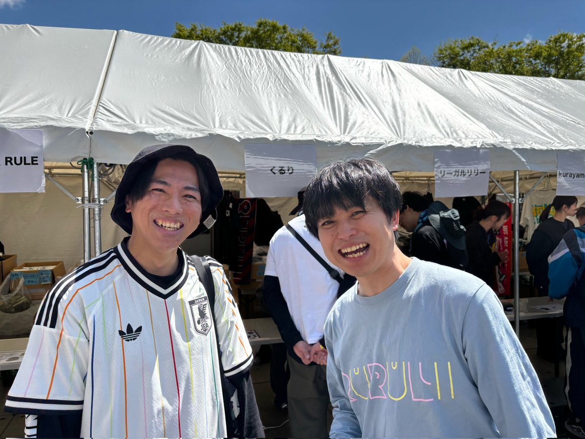 side_by_monk's tweet photo. 仕事がGW前の繁忙に入り、気がつけばアラバキから早一週間。りうさんと知り合ってからアラバキに行くのは念願だったのですごくよかったです！この一週間はエルレとアジカンの曲たちに支えられて仕事してました。アラバキよ、また来年！
#くるりとエルレは時間被り
#くるりのグッズ着てエルレ選んだ人 https://t.co/mcazfbJdOw