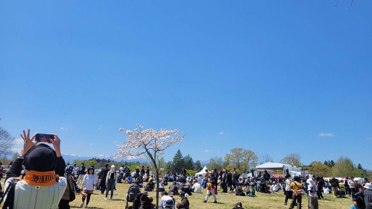 side_by_monk's tweet photo. 仕事がGW前の繁忙に入り、気がつけばアラバキから早一週間。りうさんと知り合ってからアラバキに行くのは念願だったのですごくよかったです！この一週間はエルレとアジカンの曲たちに支えられて仕事してました。アラバキよ、また来年！
#くるりとエルレは時間被り
#くるりのグッズ着てエルレ選んだ人 https://t.co/mcazfbJdOw