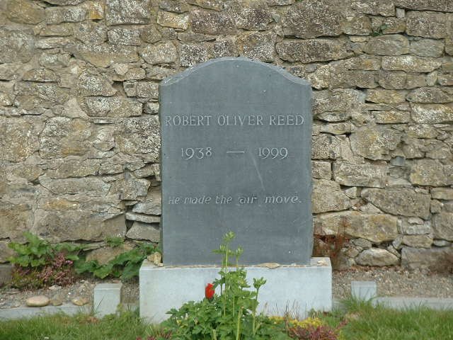 RIPTFF's tweet image. #RIP #OTD in 1999, actor (The Trap, Oliver!, Women in Love, The Devils, The Three Musketeers, Tommy, Lion of the Desert, Castaway, Gladiator) Oliver Reed died, during the filming of Gladiator, of a heart attack in Valletta, Malta, aged 61. Bruhenny Graveyard, Buttevant, County