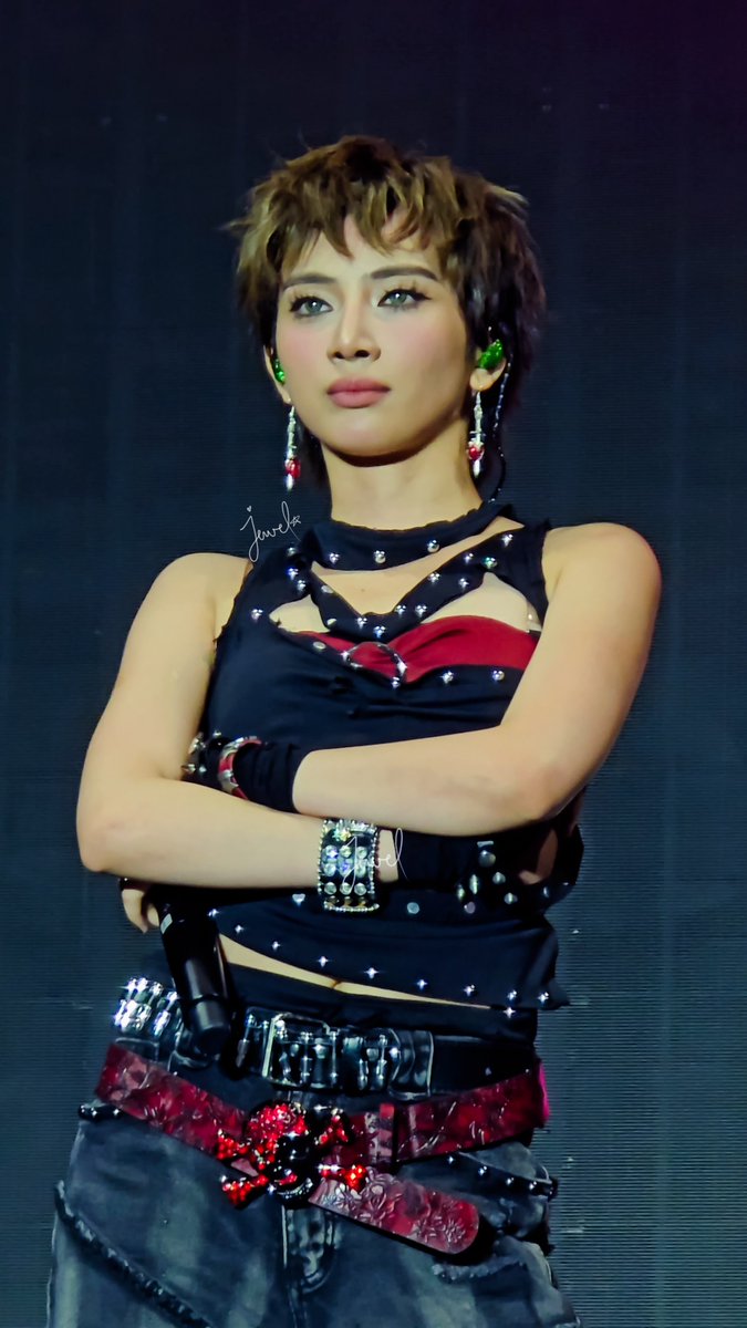 i rmb seeing her the first time nung WAS, parang naactivate yung kaba ko