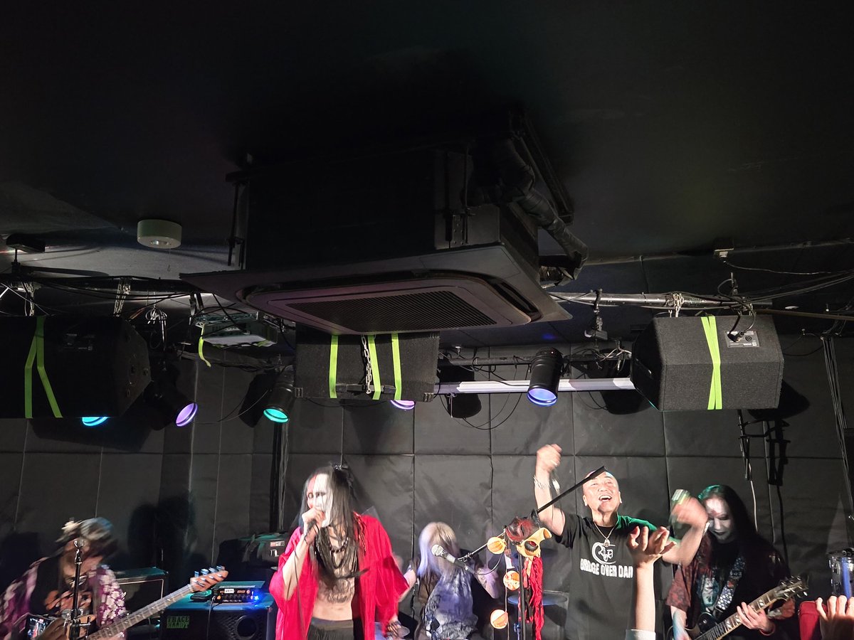 mground2013's tweet photo. 個人主義激場×BRIDGE OVER DAWN 2マン "ブリッ個"、爆音フィニッシュ！
アンコールではBODの曲をセッション！仲良くもガチンコな両バンドの皆様ありがとうございました！
個激2マンシリーズは更に加速！
次回7/22はzoyo(@meltywall01)、
8/26はWildSideにてulma sound junction(@ulma_s_j)と続きます！ https://t.co/vysm8BXZGf