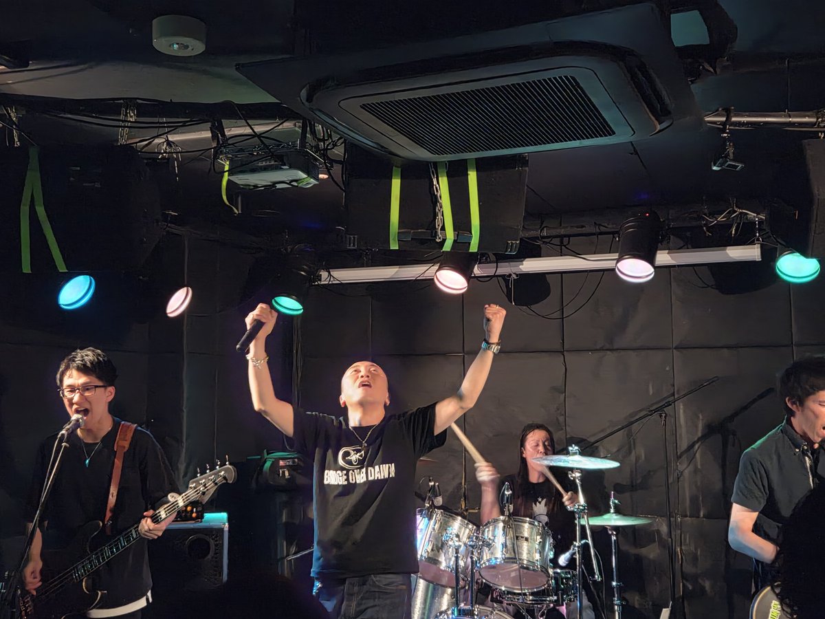 mground2013's tweet photo. 個人主義激場×BRIDGE OVER DAWN 2マン "ブリッ個"、爆音フィニッシュ！
アンコールではBODの曲をセッション！仲良くもガチンコな両バンドの皆様ありがとうございました！
個激2マンシリーズは更に加速！
次回7/22はzoyo(@meltywall01)、
8/26はWildSideにてulma sound junction(@ulma_s_j)と続きます！ https://t.co/vysm8BXZGf