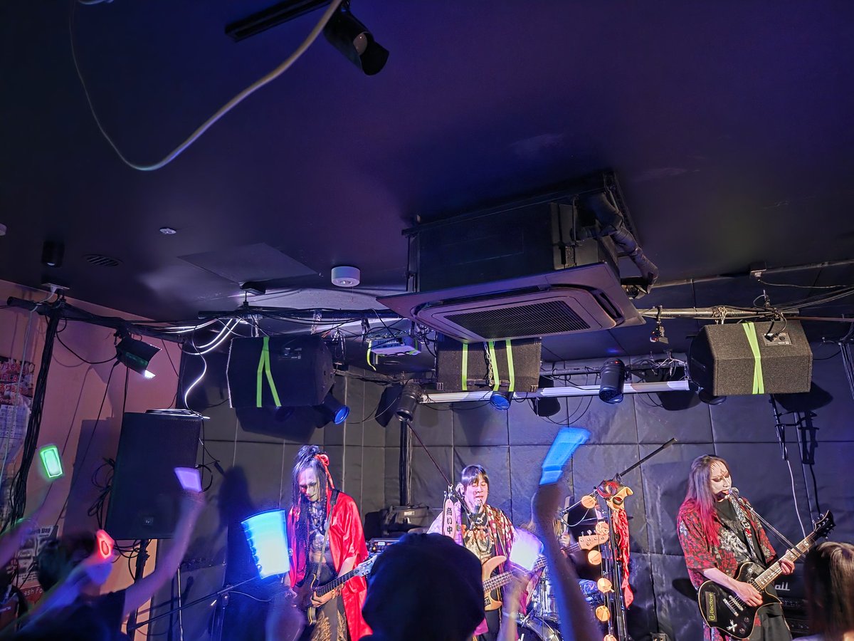 mground2013's tweet photo. 個人主義激場×BRIDGE OVER DAWN 2マン "ブリッ個"、爆音フィニッシュ！
アンコールではBODの曲をセッション！仲良くもガチンコな両バンドの皆様ありがとうございました！
個激2マンシリーズは更に加速！
次回7/22はzoyo(@meltywall01)、
8/26はWildSideにてulma sound junction(@ulma_s_j)と続きます！ https://t.co/vysm8BXZGf