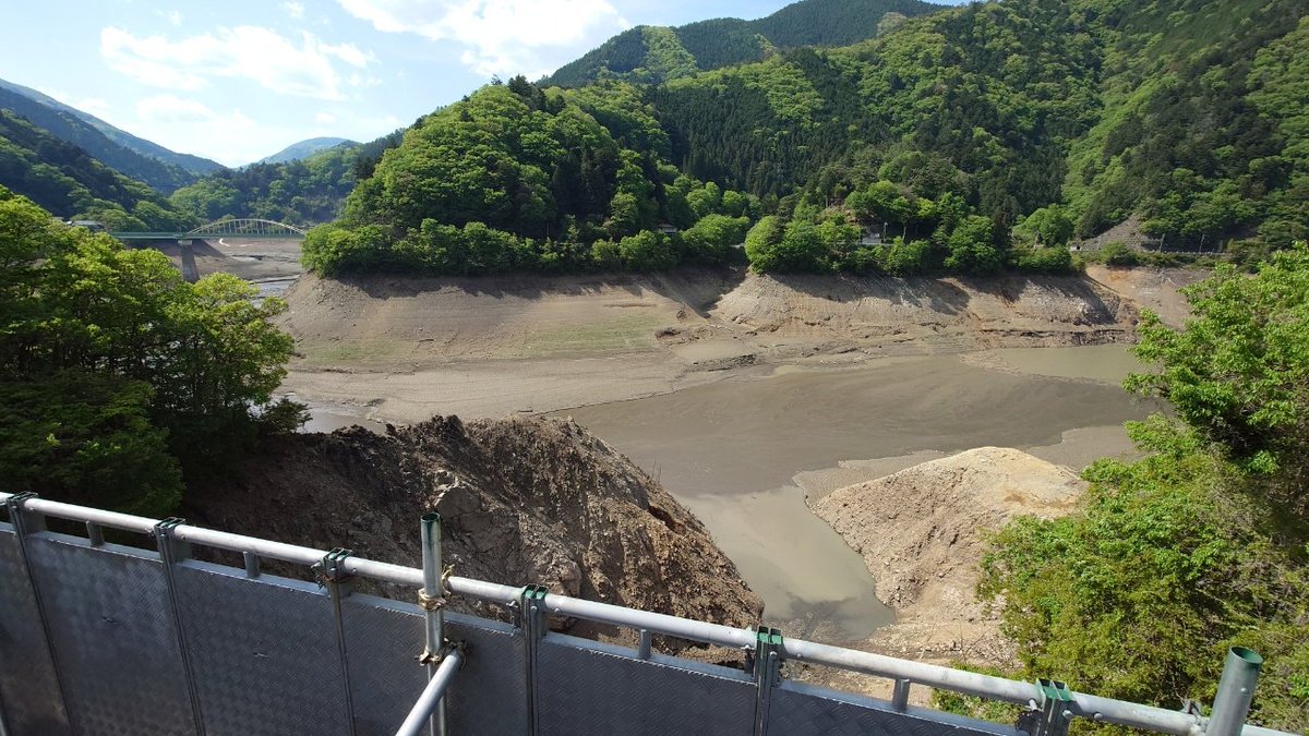 ikasono's tweet photo. #風張峠 に行ってきた。今までヤビツ峠も和田峠も越えた経験はあるが、ココは #Brompton で行ってはならない峠。控えめに言って氏ぬかと思った。
#奥多摩湖 の水がヤバい。雨は降っているはずだが足りないのだろうか。 https://t.co/xwlxRbYJgG