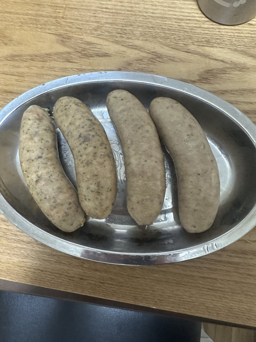 aquarianage1's tweet photo. ミートガイ
ソーセージ3種
茹で焼き+茹で

デカい満足感と、噛み締めて溢れる肉汁が最高だわ！
単品セール時、ソーセージが売り切れてたのもよく分かる。 https://t.co/Clp6W8tfDl