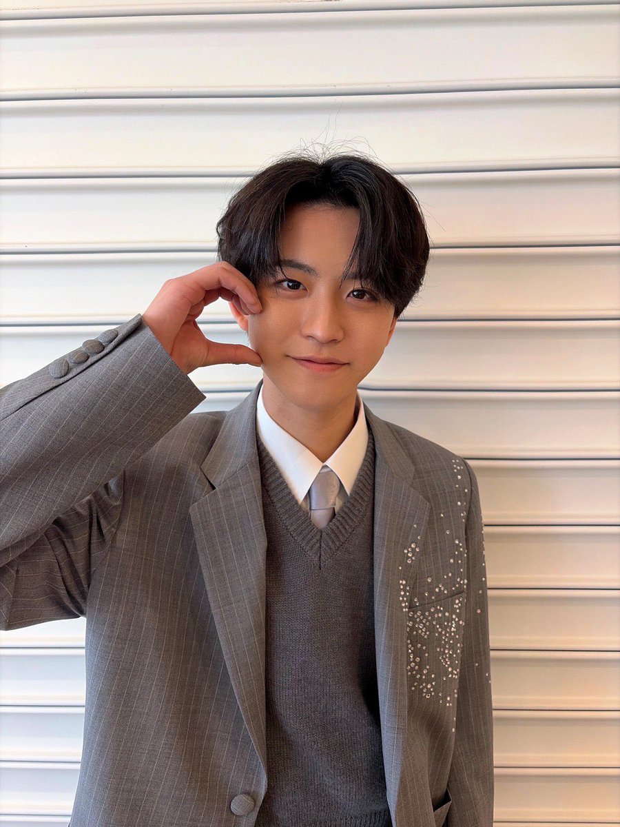 cloudest_ten's tweet photo. ☁️　FROM WATABABE AYATO

Nice to meet you! I'm Watanabe Ayato! 💕✨
I've been dancing for 10 years!
Armed with that passion, I'll steal your heart ❤️
Let's see the best scenery together! ☁️✨
Please make a lot of uchiwas [of me] and support me!

(1/2)

#Cloudten #渡邊絢斗 https://t.co/9uPqG2MuzK