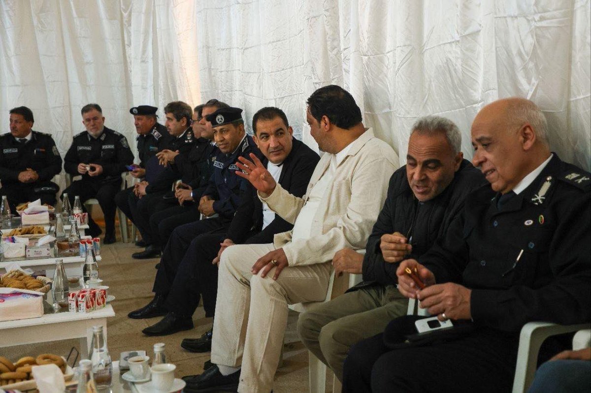 ESAMABUZAREBA's tweet photo. تقدمت اليوم بواجب العزاء والمواساة إلى اللواء صلاح الخفيفي رئيس جهاز مكافحة الهجرة غير الشرعية في وفاة والدته، رحمها الله، وذلك خلال زيارة خاصة رفقة عدد من القيادات الأمنية.

وإذ نعزيه في هذا المصاب الجلل، فإننا نسأل الله العلي القدير أن يتغمد الفقيدة بواسع رحمته https://t.co/SZRfoO85xb