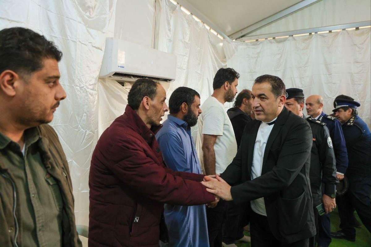 ESAMABUZAREBA's tweet photo. تقدمت اليوم بواجب العزاء والمواساة إلى اللواء صلاح الخفيفي رئيس جهاز مكافحة الهجرة غير الشرعية في وفاة والدته، رحمها الله، وذلك خلال زيارة خاصة رفقة عدد من القيادات الأمنية.

وإذ نعزيه في هذا المصاب الجلل، فإننا نسأل الله العلي القدير أن يتغمد الفقيدة بواسع رحمته https://t.co/SZRfoO85xb
