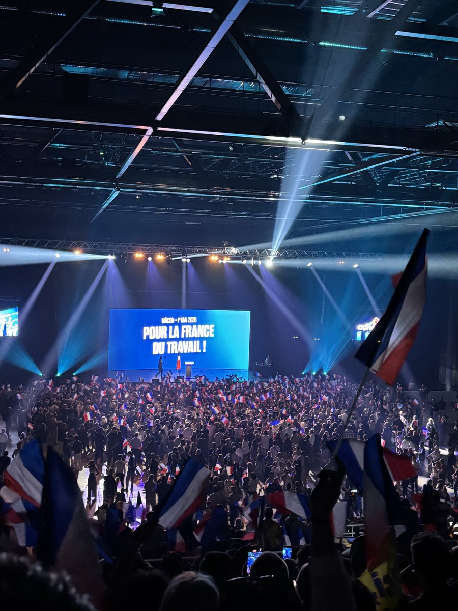 RNJ_63's tweet photo. 📍 Mâcon, hier : mobilisation pour la France du travail.

Avec Marine Le Pen et Jordan Bardella, nous défendons ceux qui font vivre le pays 🇫🇷

Sécurité, immigration, école, savoir-faire : notre cap est clair.

🇫🇷 https://t.co/h0Ag1nfB78 https://t.co/vyCJevOXBt