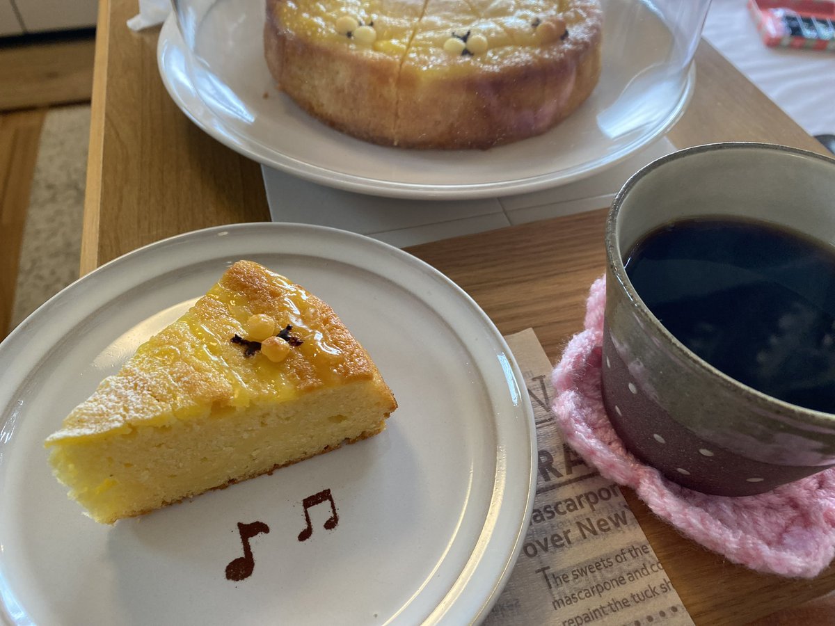 今日のケーキは『すりおろし林檎とカスタードのケーキ』でした🍎　クリームチーズとチョコで、ちょうちょを飛ばしてみました🌿　たくさんの方のピアノが聴ける日もいいけど、たった一人の方の演奏に心温められる日もいい🎹〜  ケーキ焼いてよかった𓎩*･‧⁺❤︎︎