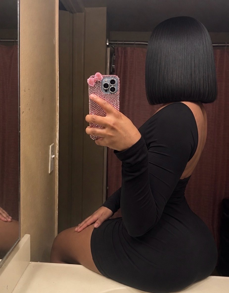 I look too good for your wallets to still be full. Get to sending now I’m not going to tell you twice 
#findom #nsfw #bigass #sexy