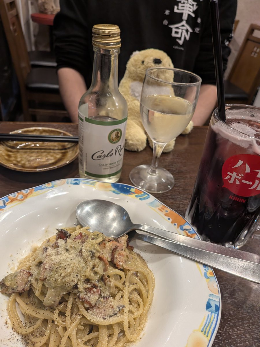 〆に炭水化物！
本日のパスタ〜！ジェノベーゼ〜！
(わがまま言って少なめサイズにしてもろた🫶)
ワインをソーダ割りするとなんでこんなにと飲みやすいんでしょう🥰