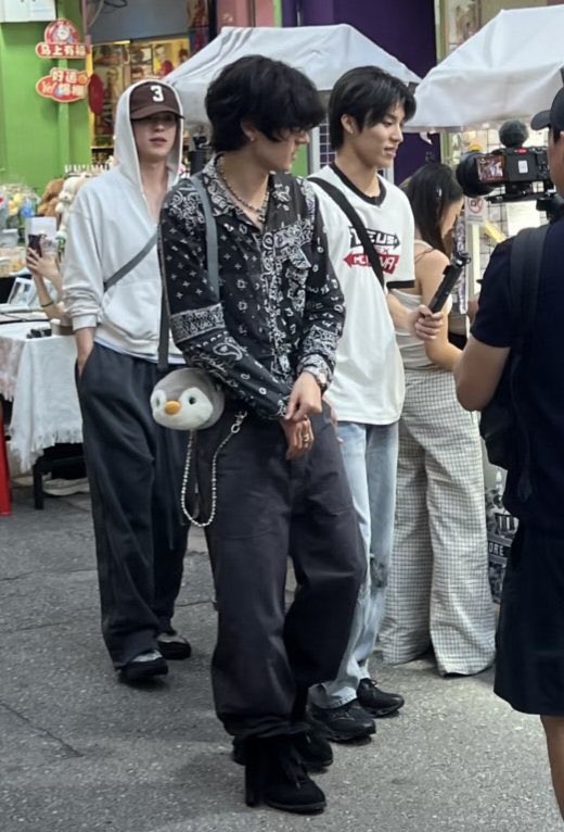 #TREASURE’s #HARUTO is looking super cutieful with his penguin sling bag in recent sighting🐧