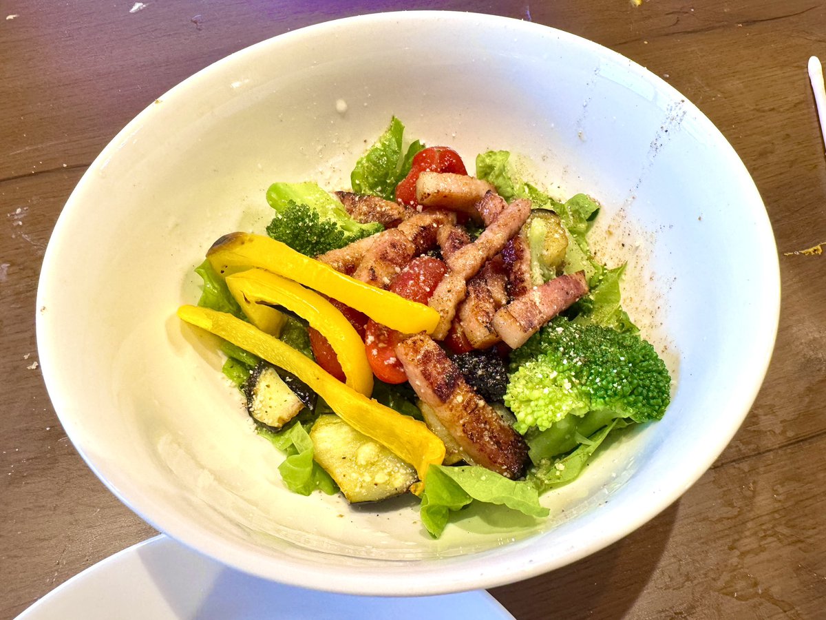 yuda0013's tweet photo. サラダってちゃんとやると一番めんどくさくないか？　ブロッコリー:茹で、ナス:素揚げ、パプリカ:グリル、ベーコン:カリカリ、そして各野菜はそもそも適したカット……。かんたん酢、クレイジーソルト、オリーブオイルまぜまぜ。……唐揚げの方が楽。 https://t.co/jfE5UEFPzu