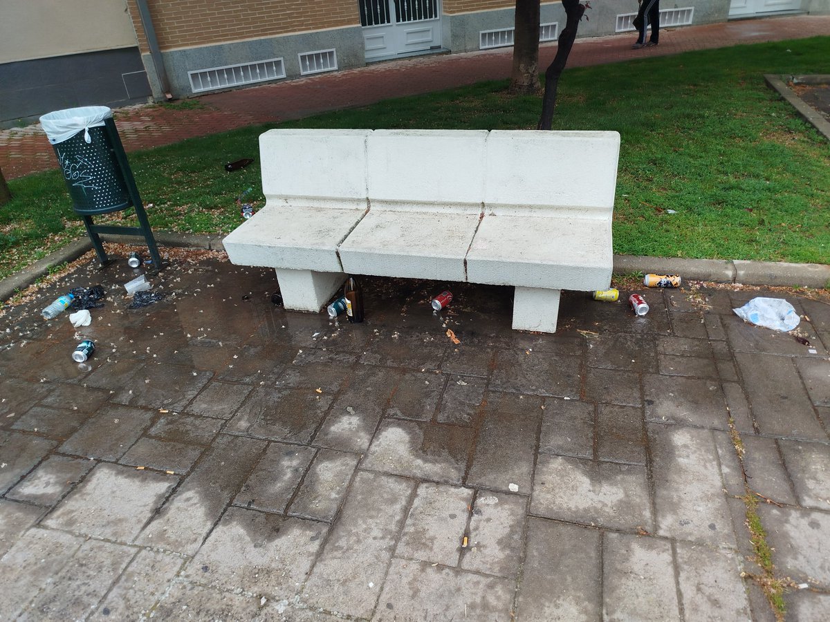 7Dayz_z's tweet photo. @aytofuentelsaz Vergonzoso lo que se  ve en la plaza de calle Don Lisardo, a ver si ponéis las pilas a vuestra policía local, que para algo está la prevención delictiva de la LO 4/2015 así como la normativa autonómica para que estas cosas no ocurran.  #fuenteelsaz no pago poresto https://t.co/DibX7cQDG7