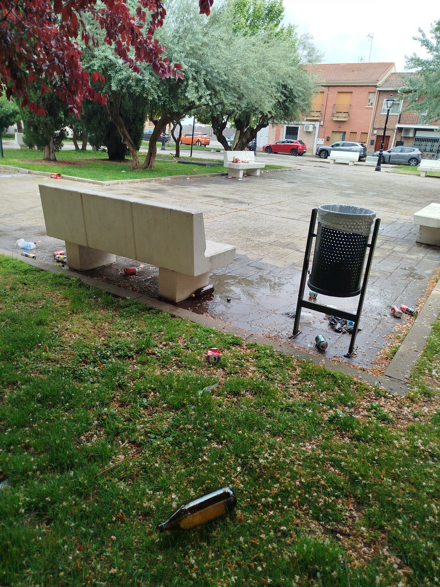 7Dayz_z's tweet photo. @aytofuentelsaz Vergonzoso lo que se  ve en la plaza de calle Don Lisardo, a ver si ponéis las pilas a vuestra policía local, que para algo está la prevención delictiva de la LO 4/2015 así como la normativa autonómica para que estas cosas no ocurran.  #fuenteelsaz no pago poresto https://t.co/DibX7cQDG7