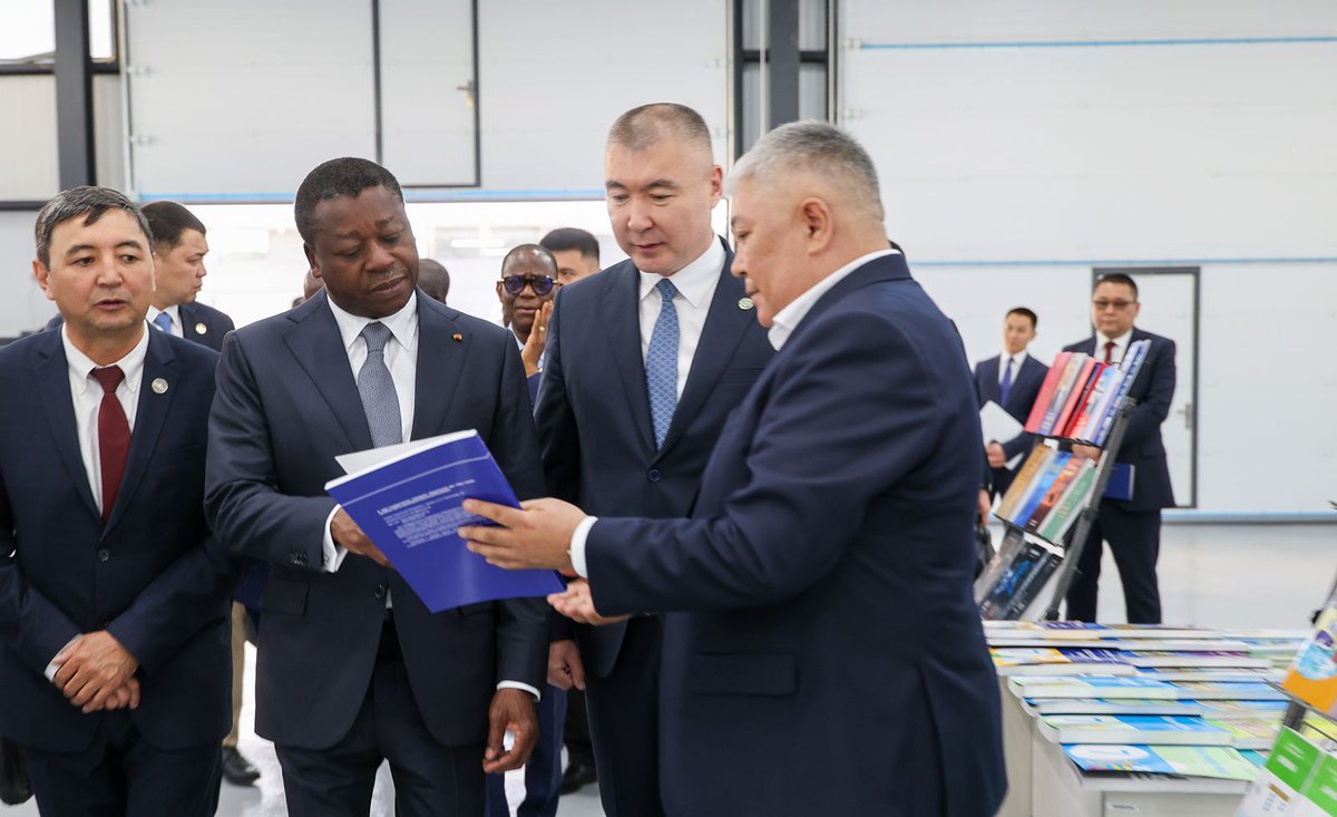 LareYendou's tweet image. Transformer nos matières premières sur place pour créer de la richesse : c'est notre ambition. À #Bichkek, @FEGnassingbe tisse des liens avec des investisseurs prêts à accompagner cette mutation industrielle.
Merci pour sa #vision.
#togo #Kirghizistan