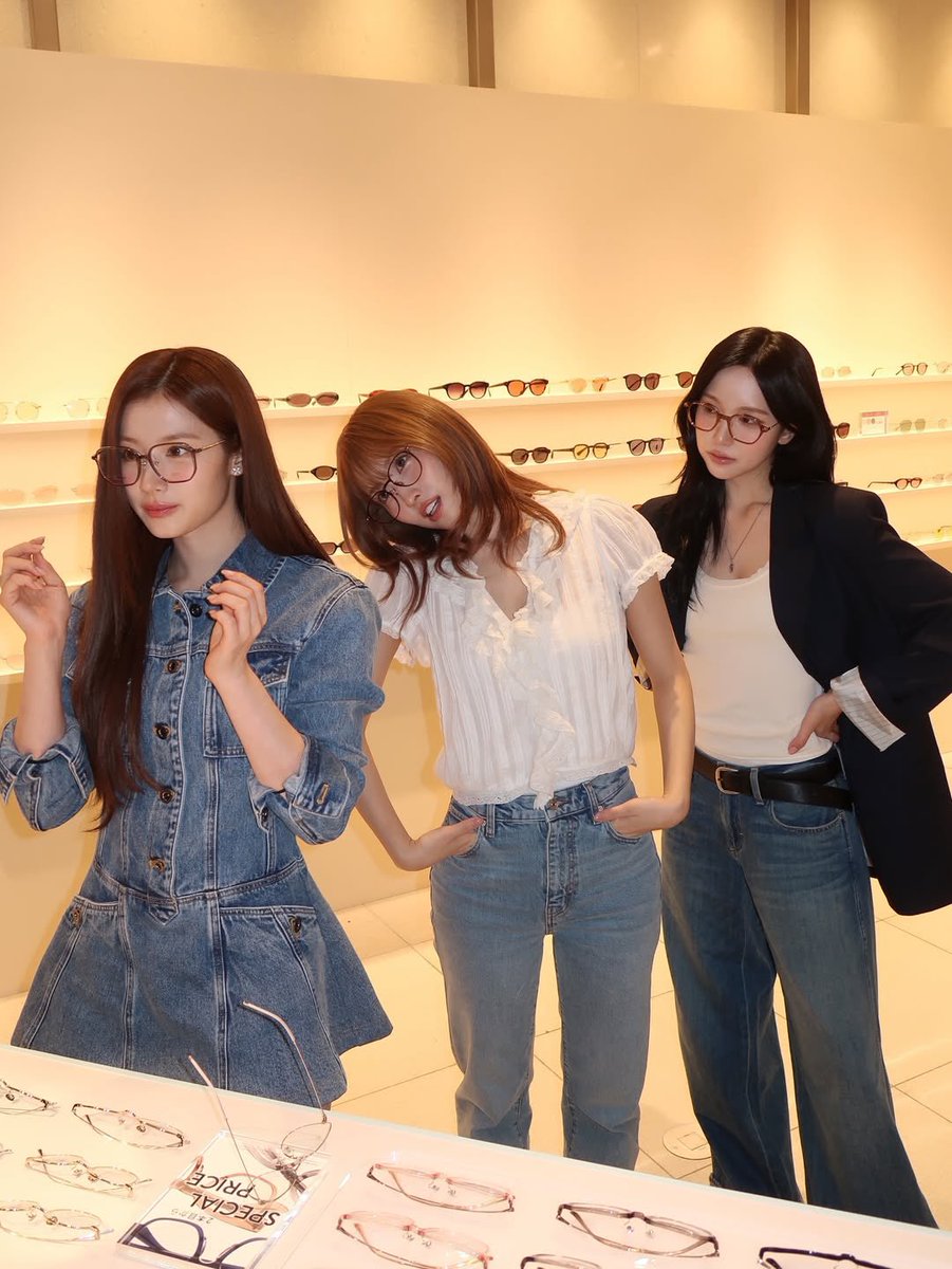 Hiraimomo1520's tweet image. Sana Instagram update with Momo.

🔗 instagram.com/p/DX1b_kkD4PI/…

👍🏼 Like
💬 Comment
🔁 Share
🔖 Bookmark

#TWICE #트와이스 #모모 #MOMO #MISAMO #RIMlovesMISAMO  #RIMxMISAMO #RIM @rim_eyewear 
@JYPETWICE_JAPAN @JYPETWICE