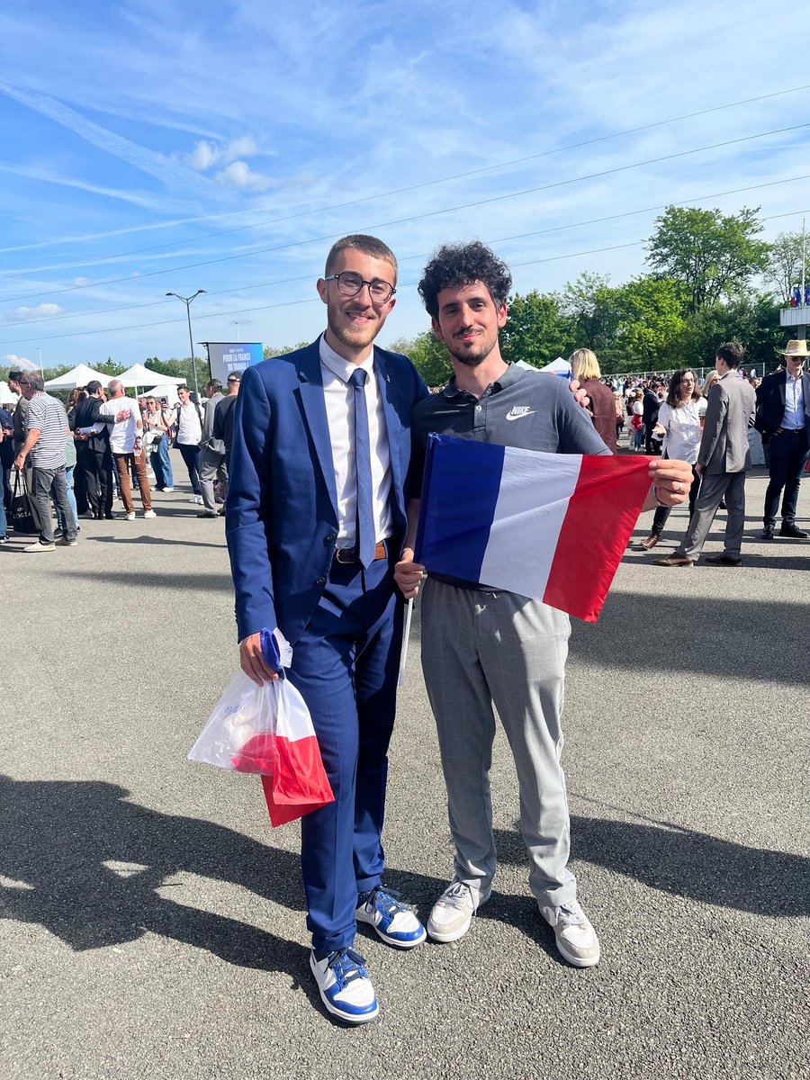 RNJ_63's tweet photo. 📍 Mâcon, hier : mobilisation pour la France du travail.

Avec Marine Le Pen et Jordan Bardella, nous défendons ceux qui font vivre le pays 🇫🇷

Sécurité, immigration, école, savoir-faire : notre cap est clair.

🇫🇷 https://t.co/h0Ag1nfB78 https://t.co/vyCJevOXBt