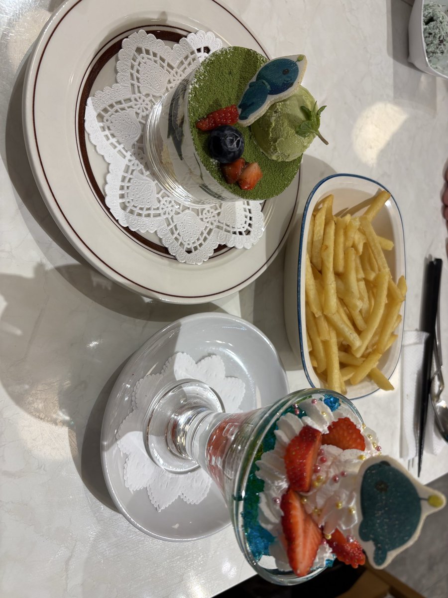 dark_chige707's tweet photo. 先日、京都のスイパラでコラボ飯頂いてまいりました😌
教育番組コラボ良きでした🤩
タマの二度寝オムライス、デスクトップの草原、退化パフェ、タマの黒ゴマラテを注文！ポテトはポテトです。
#スイーツパラダイス
#教育番組 https://t.co/NGp4yMSKMu