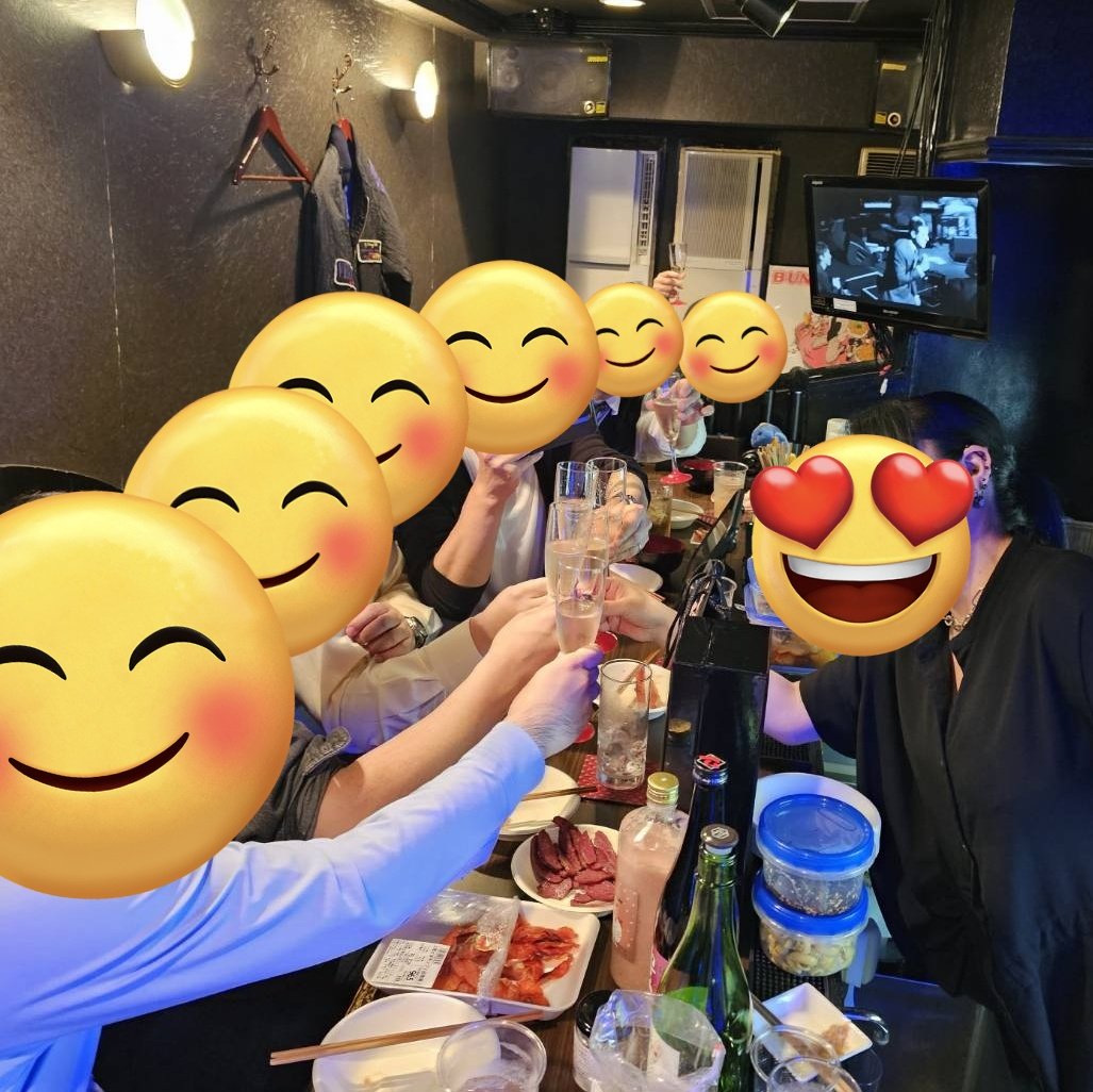 Brave_Yuuki_404's tweet photo. 昨夜は最終営業日！開店直後から閉店までわいわい♡終始にっこにこの幸せ空間でした…！あっという間の2年。皆様のおかげで沢山の楽しい素敵な夜たちを過ごすことが出来ました。
空間！笑顔！歌声！忘れないよ！
感謝感激雨あられ！

ブレイブイン！
ありがとうございました！
#スナックブレイブ https://t.co/kqlmGOjCoO
