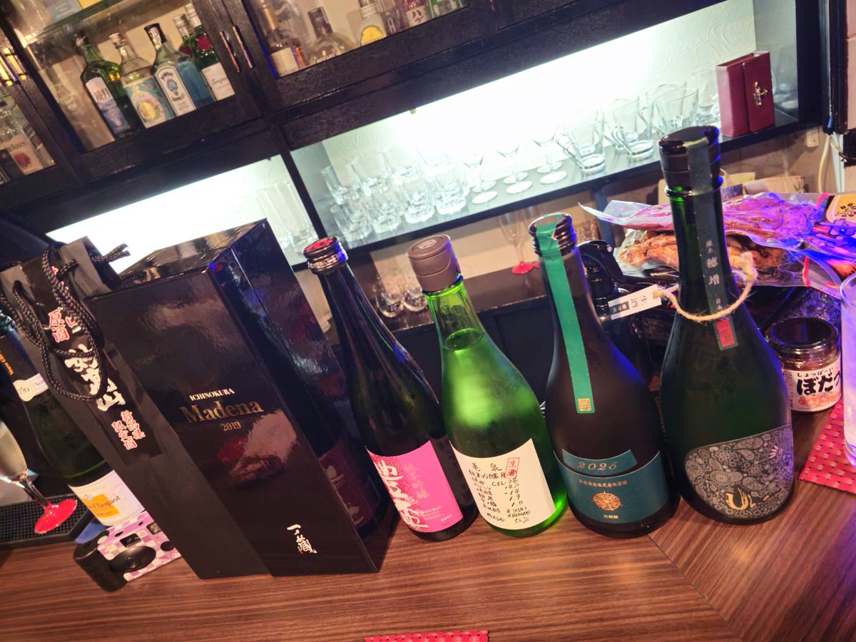 Brave_Yuuki_404's tweet photo. 昨夜は最終営業日！開店直後から閉店までわいわい♡終始にっこにこの幸せ空間でした…！あっという間の2年。皆様のおかげで沢山の楽しい素敵な夜たちを過ごすことが出来ました。
空間！笑顔！歌声！忘れないよ！
感謝感激雨あられ！

ブレイブイン！
ありがとうございました！
#スナックブレイブ https://t.co/kqlmGOjCoO