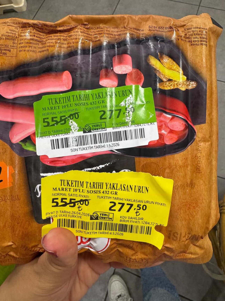 tuketiciajansi's tweet photo. Migros mağazasında işlenmiş et ürününe indirim adı altında yapıştırılan etiketlerde son tüketim tarihinin değiştirildiği görülüyor.
Yapıştırılan 2. Etikette indirim rengi olan sarı etiket yer alırken, son tüketim tarihi ise 3 gün ileriye atılmış.
@Migros_Turkiye https://t.co/Qskwg478zp