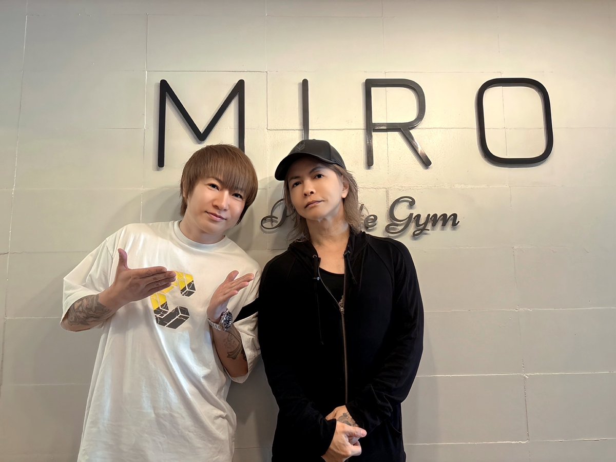 daishi_kajinaga's tweet image. ボーカル新年会から初めてお会いして、晴れて今日HYDE様がプライベートジムMIROに降臨しました‼️

めちゃくちゃトレーニングの事も詳しくてボディーメイクも完璧‼️

次回も楽しみにしてます〜
#HYDE
#プライベートジムMIRO
#PsycholeCému
#サイコルシェイム