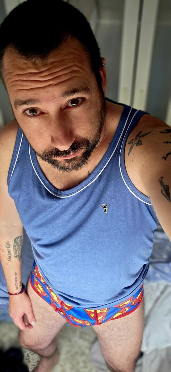 unpeto's tweet photo. ¡Ya en marcha! 🚶‍♂️✨ Hoy toca familia, pero siempre saco tiempo para leeros. No desconecto, así que sorprendedme hoy... 😏📱💸
​¿Qué planes tienen mis fierecillas 🦊🐺🐺? Os leo. 👇
​#unpeto #superman #gaymer #comunion #findom https://t.co/HAb5fsOsAR