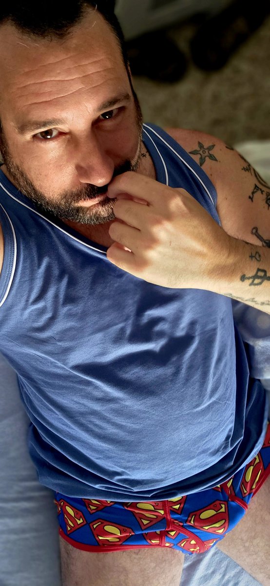 unpeto's tweet photo. ¡Ya en marcha! 🚶‍♂️✨ Hoy toca familia, pero siempre saco tiempo para leeros. No desconecto, así que sorprendedme hoy... 😏📱💸
​¿Qué planes tienen mis fierecillas 🦊🐺🐺? Os leo. 👇
​#unpeto #superman #gaymer #comunion #findom https://t.co/HAb5fsOsAR