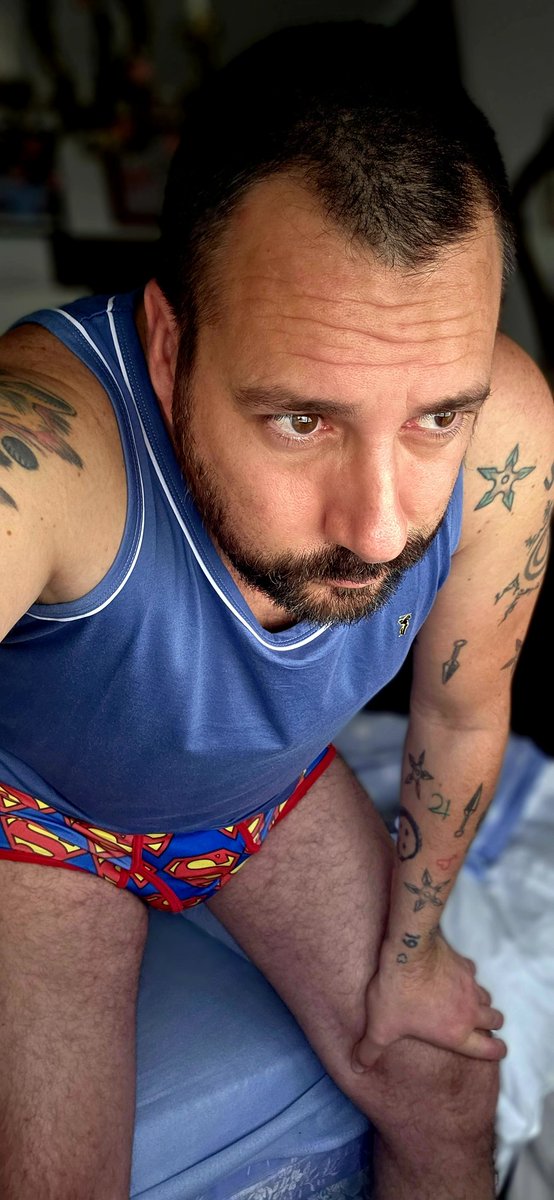 unpeto's tweet photo. ¡Ya en marcha! 🚶‍♂️✨ Hoy toca familia, pero siempre saco tiempo para leeros. No desconecto, así que sorprendedme hoy... 😏📱💸
​¿Qué planes tienen mis fierecillas 🦊🐺🐺? Os leo. 👇
​#unpeto #superman #gaymer #comunion #findom https://t.co/HAb5fsOsAR