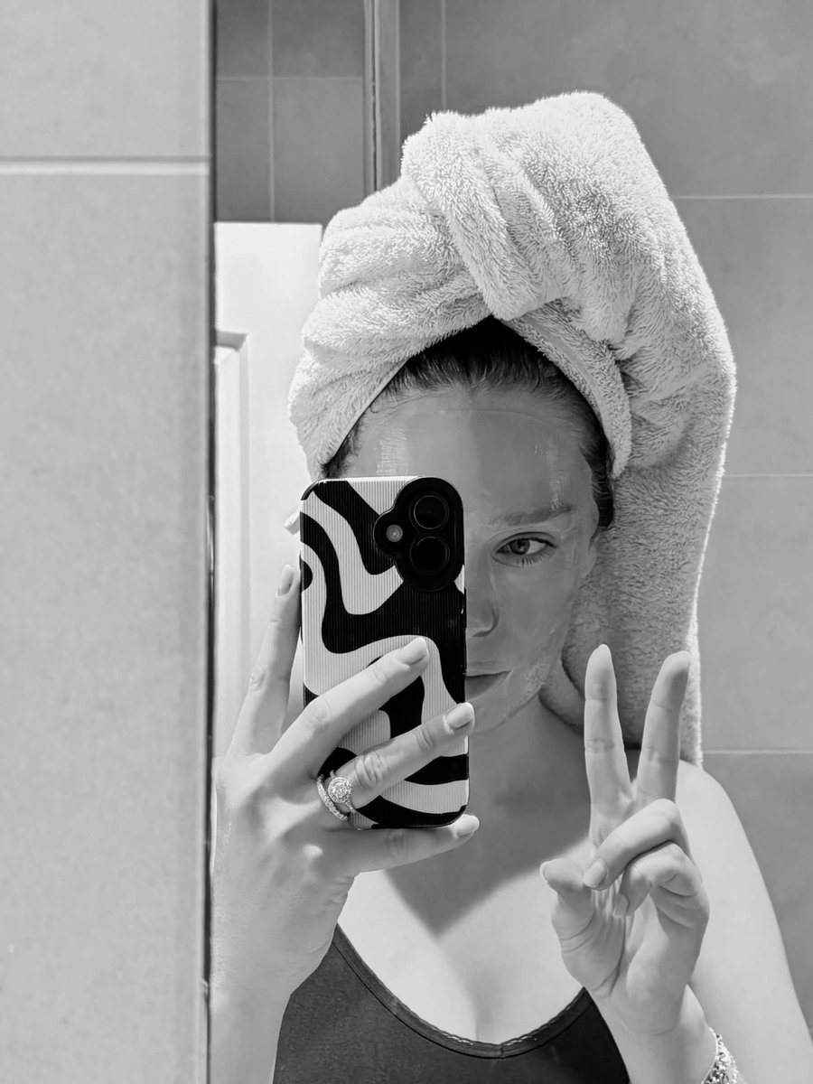 emmalouiselayla's tweet photo. Bank holiday weekend prep ✌️ #sheetmask https://t.co/4OvAcYRMAP