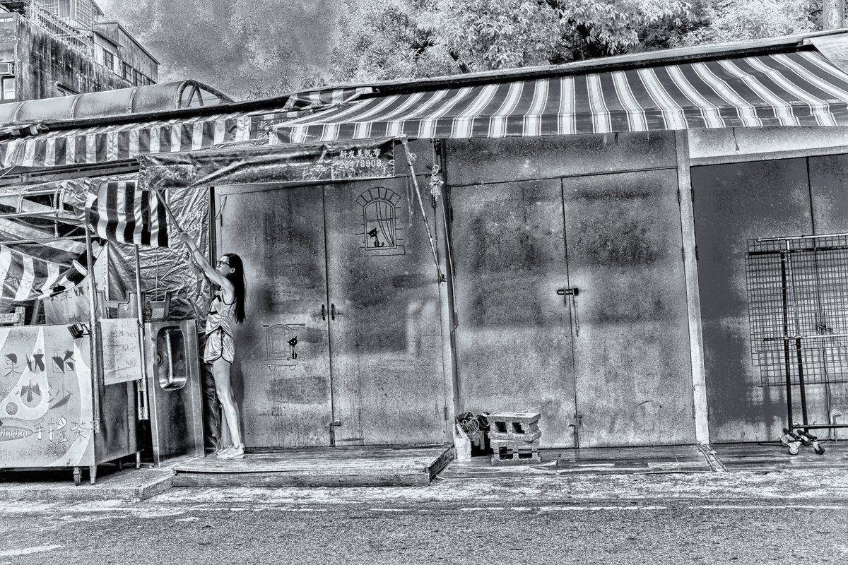 MEGACOLORPUNCH's tweet image. DSCF5864-2-2-4-2z-2s1 #taiwan #台湾 #monochrome #写真 #streetphotography #モノクロ #candid #街 #龍山寺 #女性 #woman #旅 #prostitute #風景 #Travel #trip #路地 #台北 #taipei #旅行 #photo #艋舺 #萬華 #犬 #dog #nightphotography #夜景 #night #夜