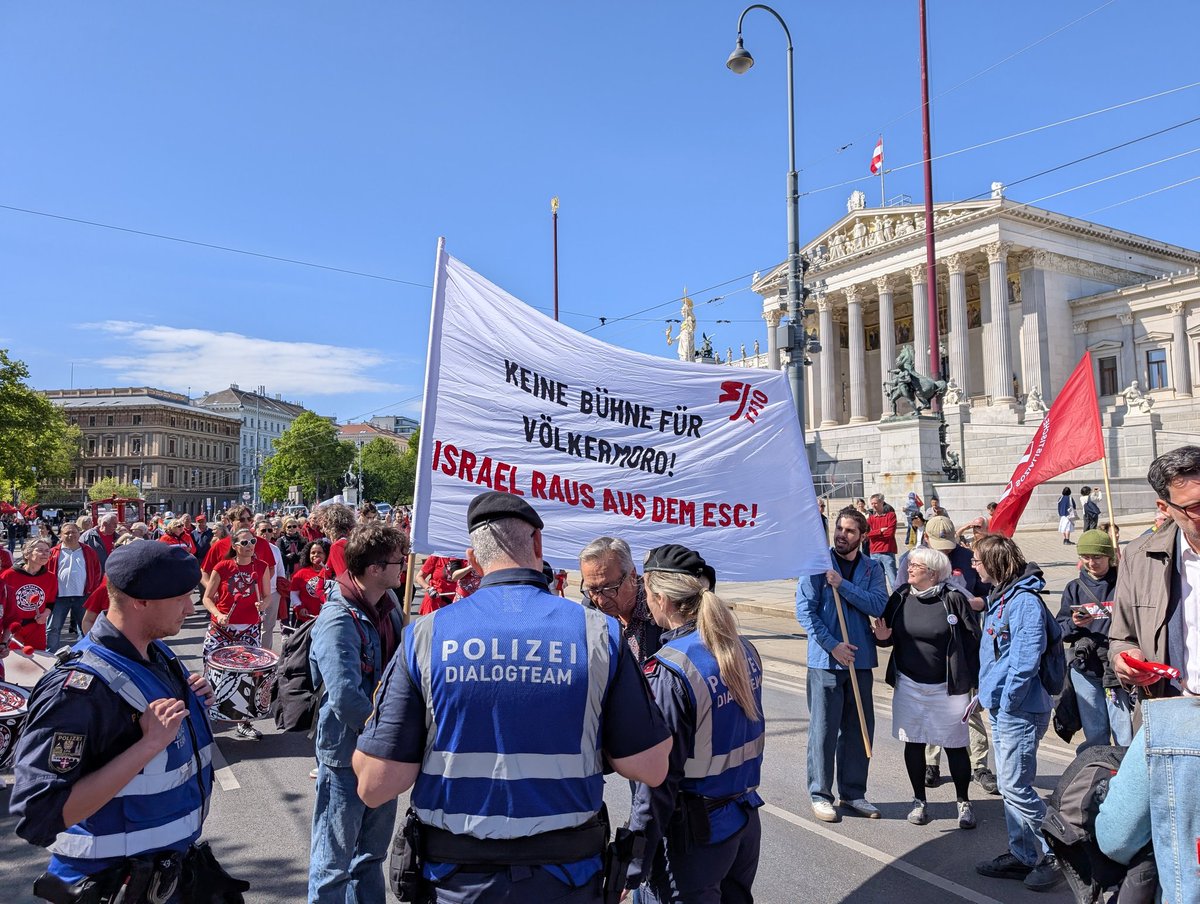 msulzbacher's tweet image. Dieses Transparent war gestern beim Mai-Aufmarsch der SPÖ in Wien zu sehen. Die Veranstalter sorgten dafür, dass es nicht weit kam. #1Mai #Wien