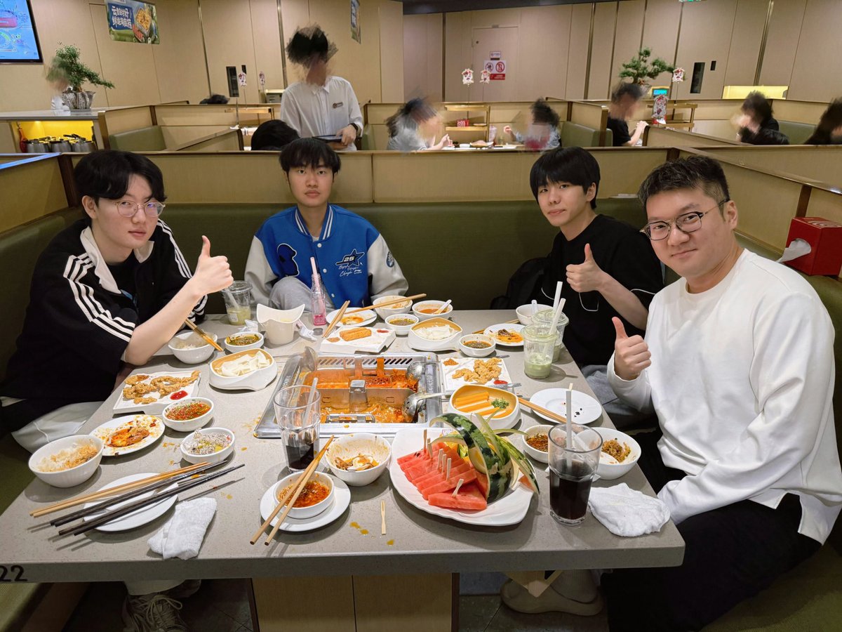 confuxun's tweet image. 050226 📸 Bululu Story!

Some recent happenings!

After #Xun got fined for being late two days in a row, he’s starting to crack down on others' attendance

🐥: Didn’t #ON show up late?
Chieh: Nope, he was right on time. He showed up at 2 sharp
🐈‍⬛: You gonna fine me? Hahaha
🐥: