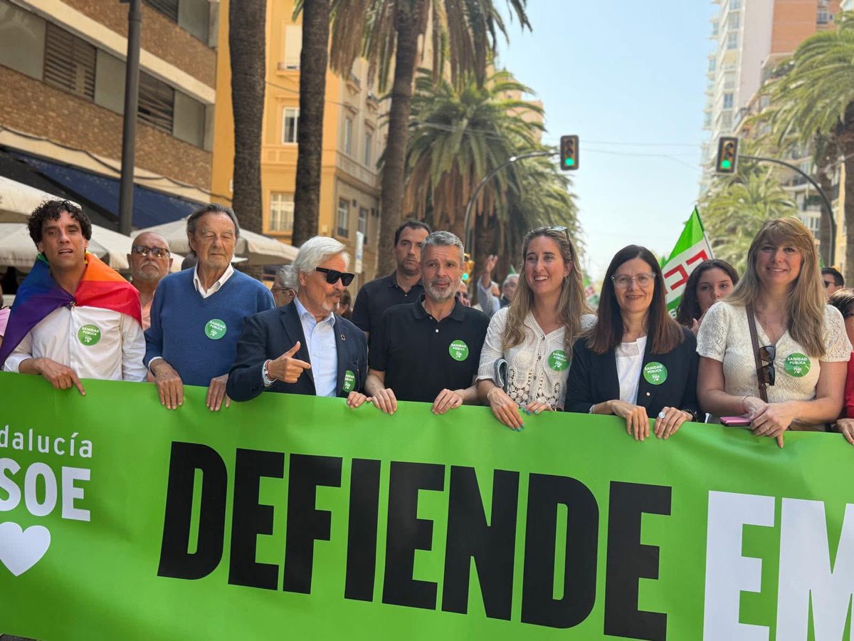PSOEMLGCENTRO's tweet photo. Compañerxs del @psoemalagacentro, como cada 1 de mayo, salimos a la calle junto a miles de personas para defender los derechos de los trabajadorxs y para reivindicar unos servicios públicos dignos.

Seguimos avanzando con compromiso, unidad y justicia social. ✊

#1DeMayo https://t.co/nJl7VjOoOz