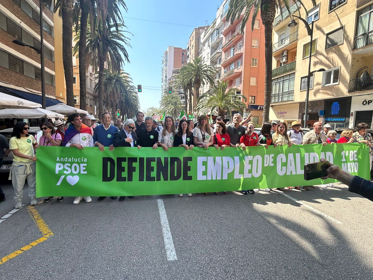 PSOEMLGCENTRO's tweet photo. Compañerxs del @psoemalagacentro, como cada 1 de mayo, salimos a la calle junto a miles de personas para defender los derechos de los trabajadorxs y para reivindicar unos servicios públicos dignos.

Seguimos avanzando con compromiso, unidad y justicia social. ✊

#1DeMayo https://t.co/nJl7VjOoOz