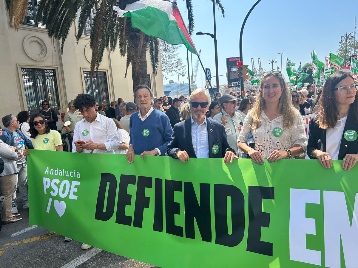 PSOEMLGCENTRO's tweet photo. Compañerxs del @psoemalagacentro, como cada 1 de mayo, salimos a la calle junto a miles de personas para defender los derechos de los trabajadorxs y para reivindicar unos servicios públicos dignos.

Seguimos avanzando con compromiso, unidad y justicia social. ✊

#1DeMayo https://t.co/nJl7VjOoOz