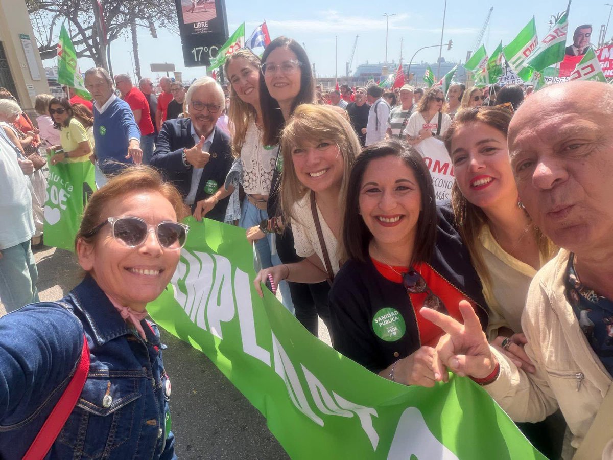 PSOEMLGCENTRO's tweet photo. Compañerxs del @psoemalagacentro, como cada 1 de mayo, salimos a la calle junto a miles de personas para defender los derechos de los trabajadorxs y para reivindicar unos servicios públicos dignos.

Seguimos avanzando con compromiso, unidad y justicia social. ✊

#1DeMayo https://t.co/nJl7VjOoOz